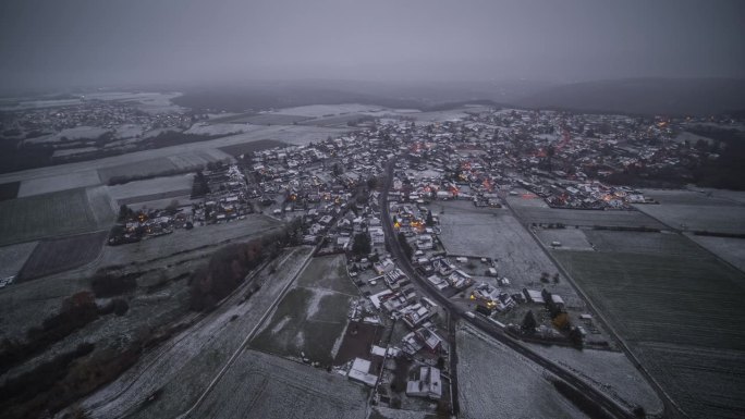 在一个朦胧的冬日，鸟瞰一个村庄