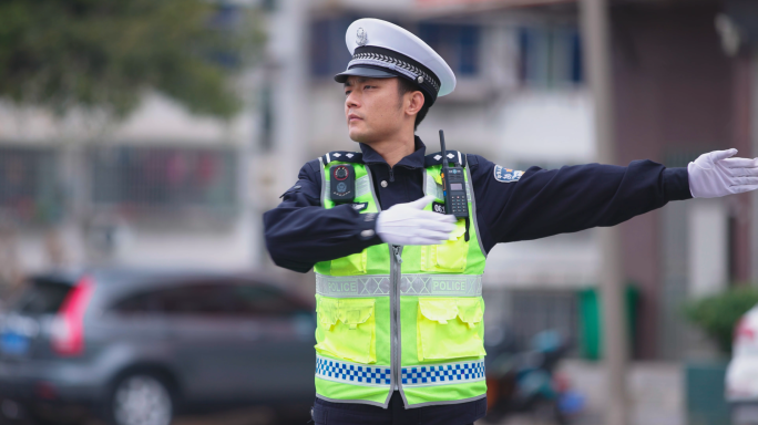 交警指挥交通公安坚守岗位警察节疏导交通