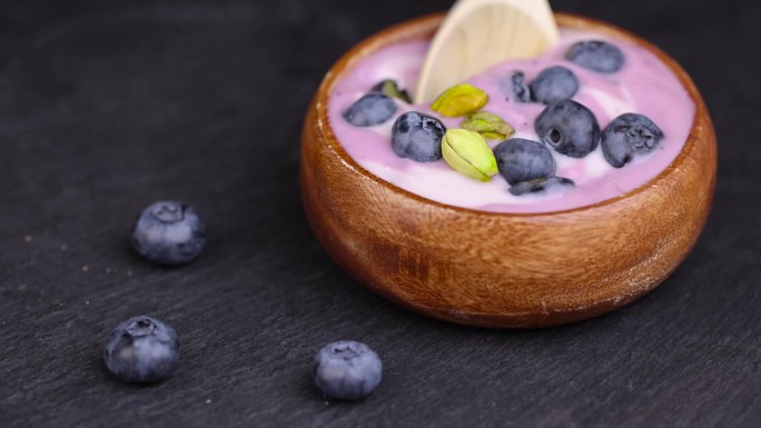 拿一勺带着香气和浆果的紫色酸奶