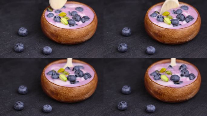 拿一勺带着香气和浆果的紫色酸奶