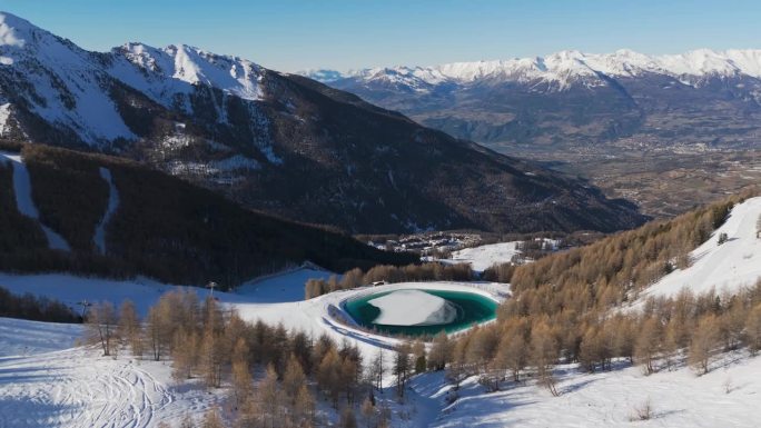 人工造雪集水区、水库、湖泊、滑雪场的造雪轨道航拍无人机拍摄