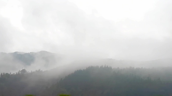 雾蒙蒙的山