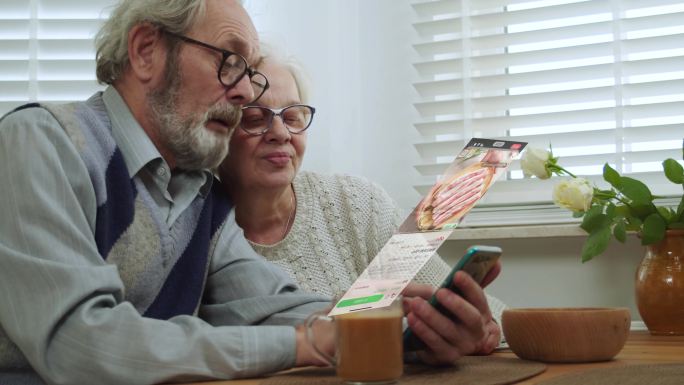 老人看手机学习