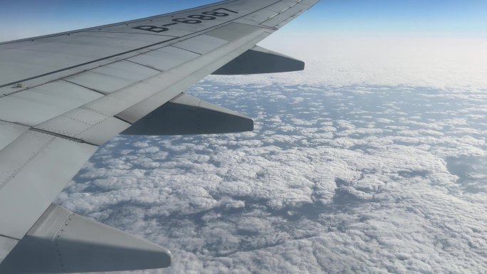 飞机窗外云层