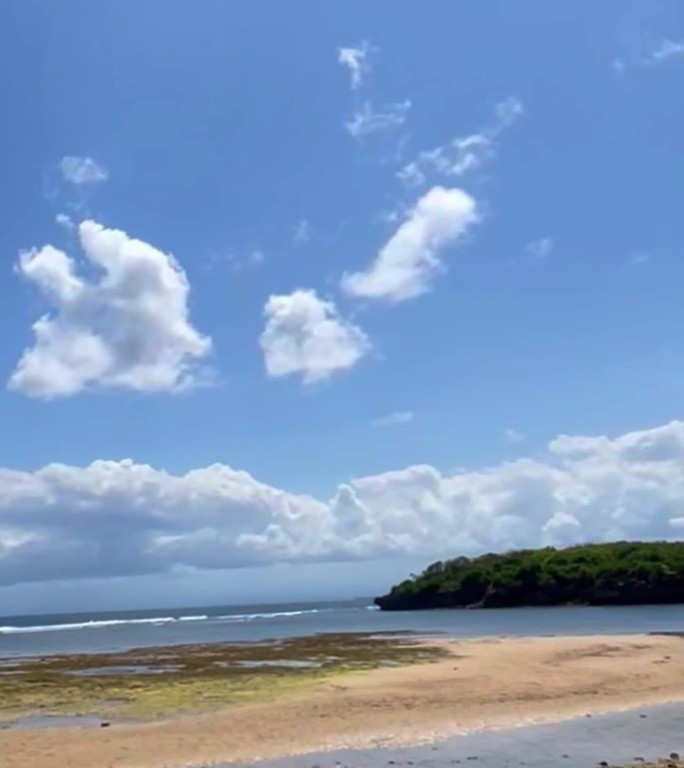 美丽的热带海洋，有波浪和蓝天