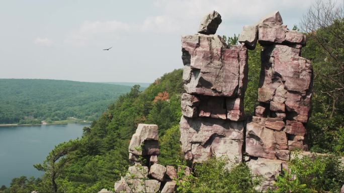 魔鬼之门威斯康辛州的岩层，鹰在上面翱翔