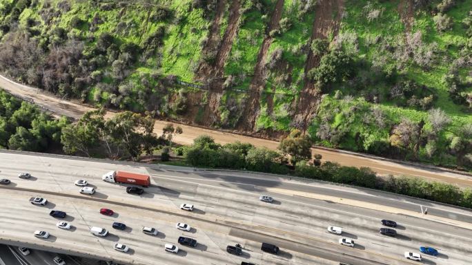 洛杉矶高速公路上泥石流的航拍照片