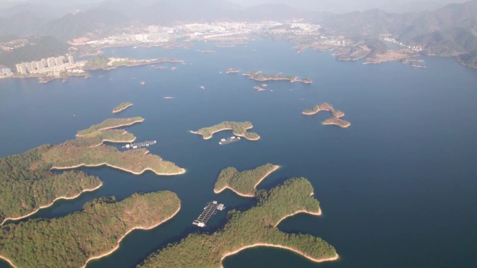 中国浙江杭州楚南千岛湖数千座岛屿鸟瞰图。色彩缤纷的岛屿和宁静的湖泊，美丽的自然景观，4k实时镜头，无