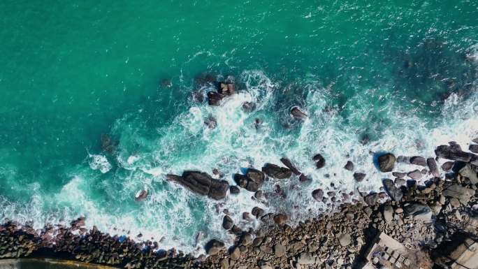 海南海岸线海浪拍打礁石航拍旅拍视频素材