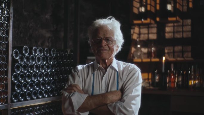 SLO MO骄傲揭幕:一个葡萄酒商的雄伟姿态在永恒的酒窖宝藏，酿酒厂，葡萄酒，酒窖
