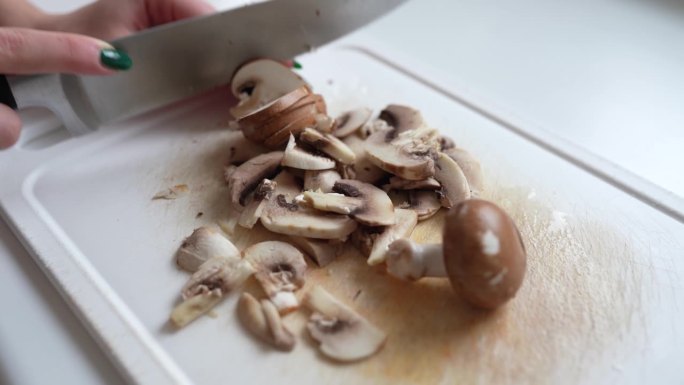 在砧板上切香菇切片