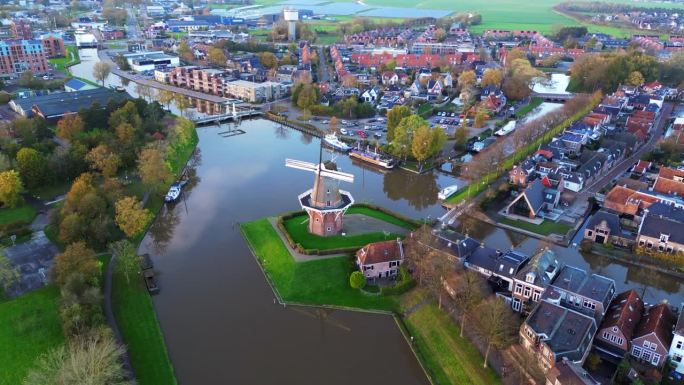 鸟瞰图:荷兰弗里斯兰岛Dokkum的风车