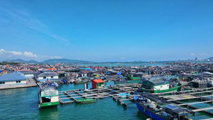 4k海南陵水疍家鱼排玻璃海海湾出海口航拍