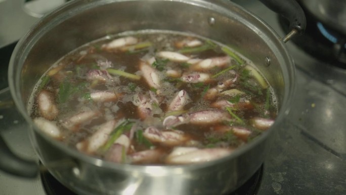 用黑水煮鱿鱼，泰国海鲜风格。