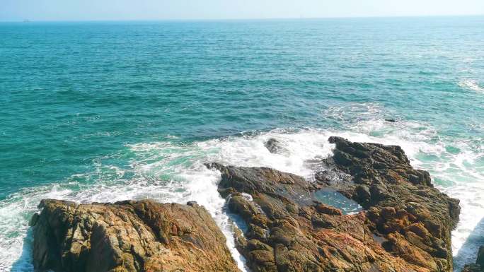 海浪击打岩石大海浪花