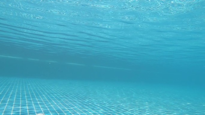 水下观室外游泳池，阳光穿过水面的慢动作场景