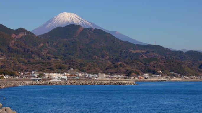 湛蓝的天空和美丽的阳光照在海上和富士山