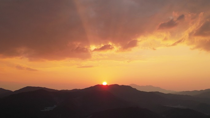 山林黄昏暮霭沉沉