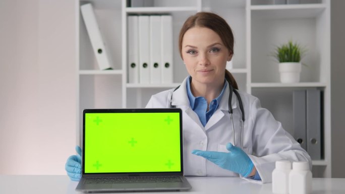 一名心理治疗师，拥有追踪眼和绿屏色度键的电脑，随时准备为客户提供心理支持和帮助，远程解决个人问题。