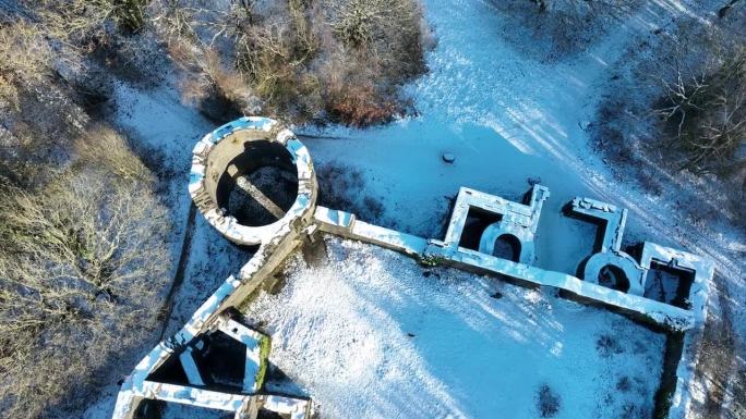 兰开夏郡里文顿附近下雪的利物浦城堡废墟的无人机视频