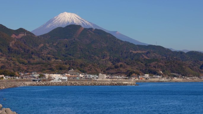 湛蓝的天空和美丽的阳光照在海上和富士山