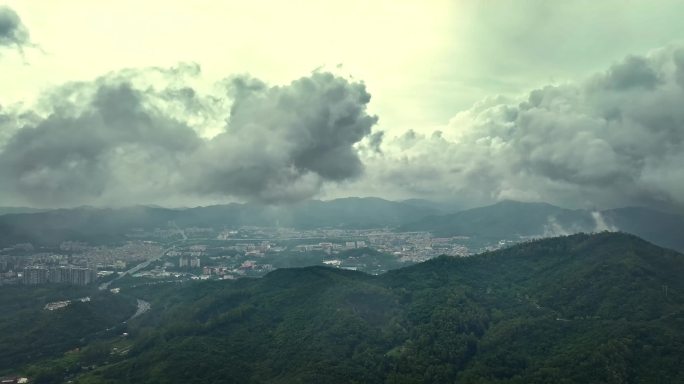 火炉山雨景