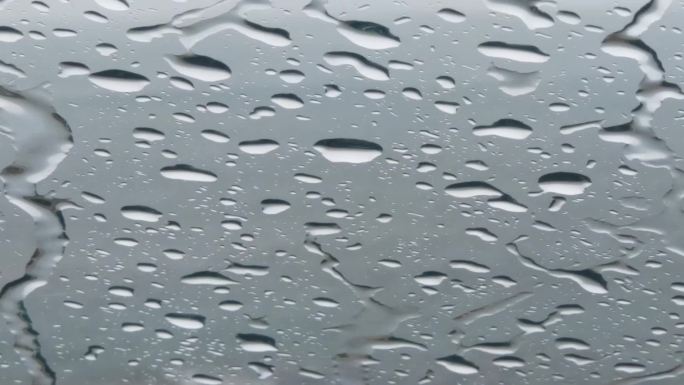 意境雨滴落在玻璃上