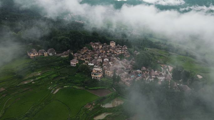 云端的乡村云南阿者科最美山村蘑菇房航拍