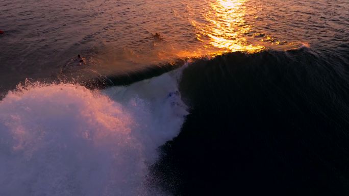 航拍夕阳下冲浪