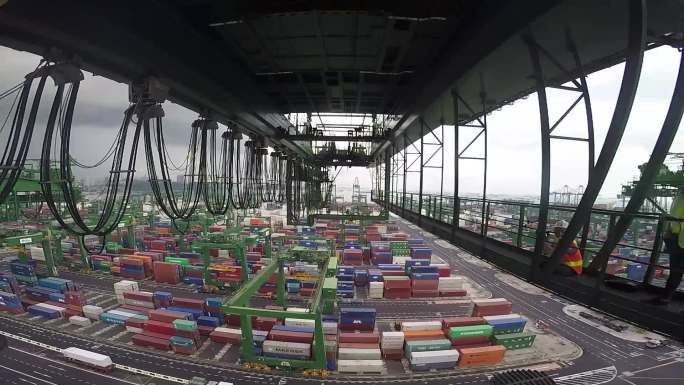 新加坡 港口 吊车上拍摄 集装箱吊装