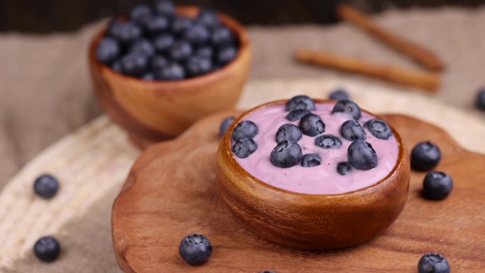 加入成熟蓝莓的蓝莓酸奶