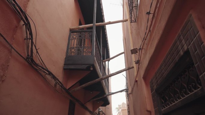 摩洛哥，马拉喀什——走在麦地那老城一条美丽的窄街小巷里