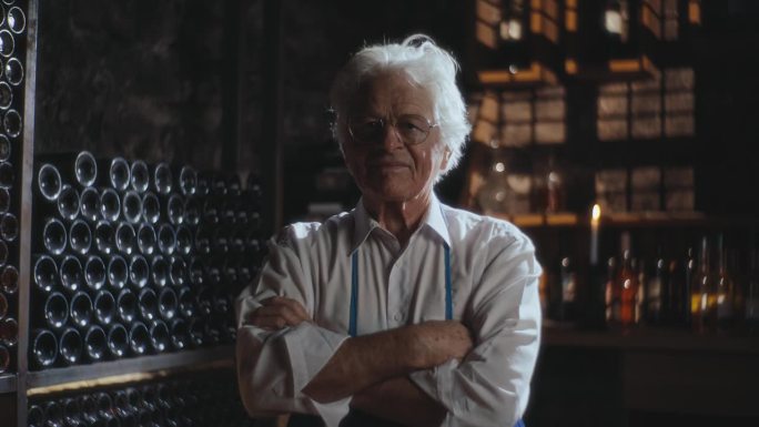 SLO MO骄傲揭幕:一个葡萄酒商的雄伟姿态在永恒的酒窖宝藏，酿酒厂，葡萄酒，酒窖