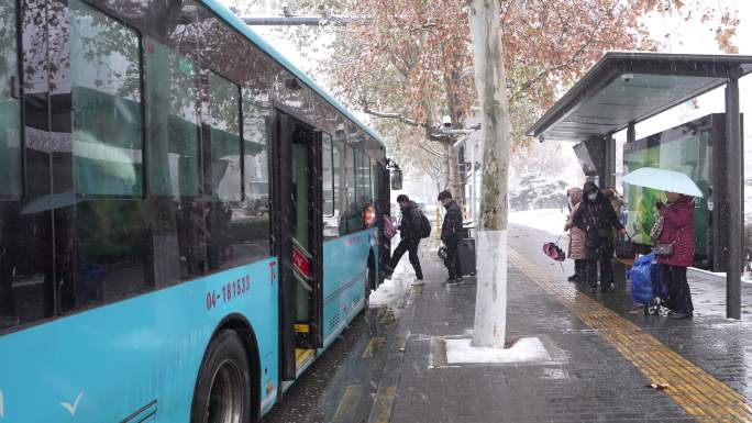 下雪天的公交车
