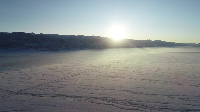 茫茫戈壁的雪山航拍