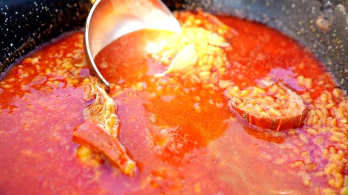 用勺子舀汤海鲜龙虾饭
