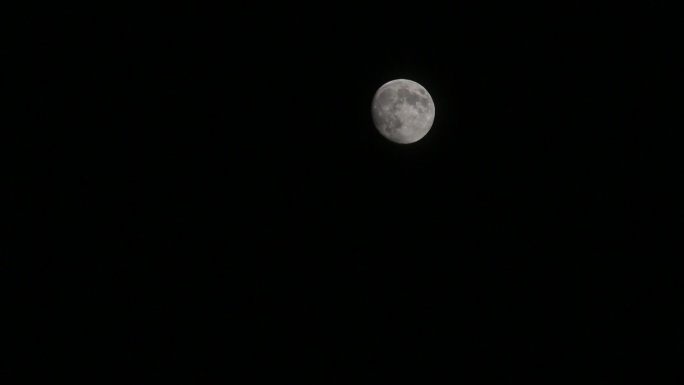 晚上天空中挂着的一盏明月