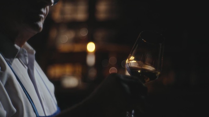 SLO MO葡萄酒遗产:侍酒师与一杯白葡萄酒，酿酒厂，葡萄酒，葡萄酒商，葡萄酒商生活，WineryW