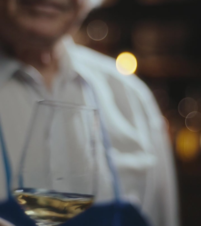 SLO MO丰富的倒酒:侍酒师的白色优雅级联，酿酒厂，葡萄酒，葡萄酒商