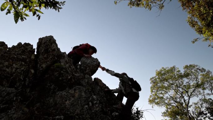 年轻人爬山为最高目标自强的理念和人生目标。