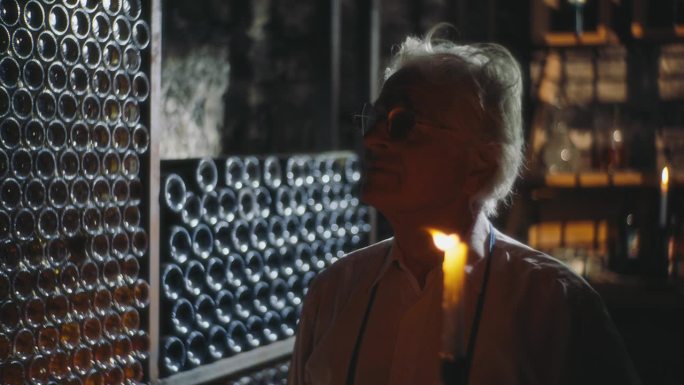 SLO MO葡萄酒遗产:一个葡萄酒商的沉思之中的瓶装珍宝，肖像，蜡烛，烛光，酿酒厂，葡萄酒，酒窖