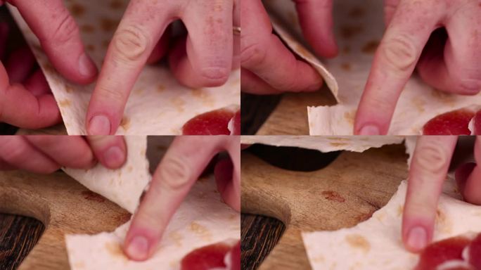 切成薄片的猪肉夹在小麦皮塔饼上