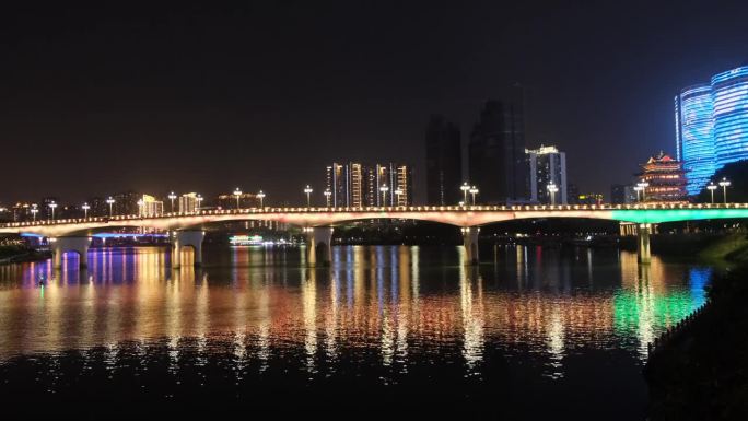 中国广西南宁市的夜晚。倒影中的永河大桥