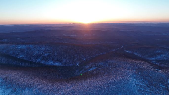 航拍大兴安岭冬季雪色山林晨曦