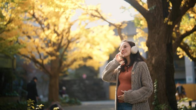 年轻女子吸着气，望向别处，伴着秋天的气息做梦