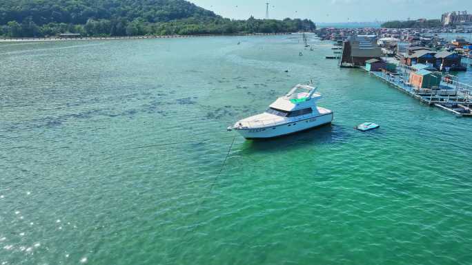 4k海南陵水疍家鱼排玻璃海海湾出海口航拍