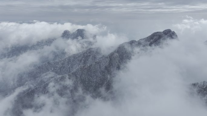 航拍雾凇满山雾凇大雪封山唯美雪景雪山云海