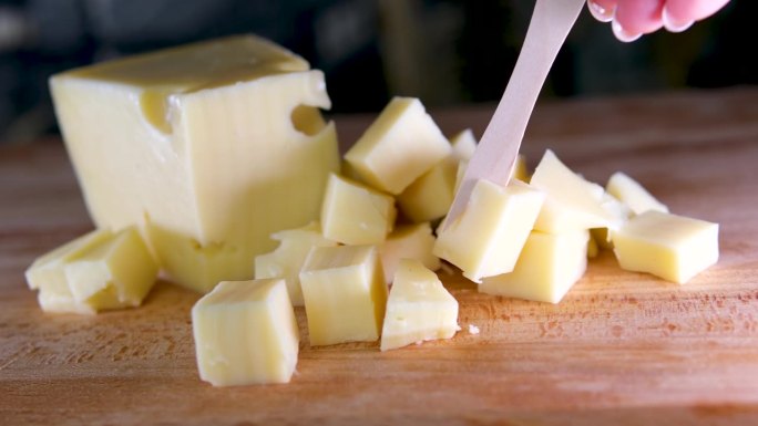 奶酪工厂里的许多小块陈年奶酪和石板
