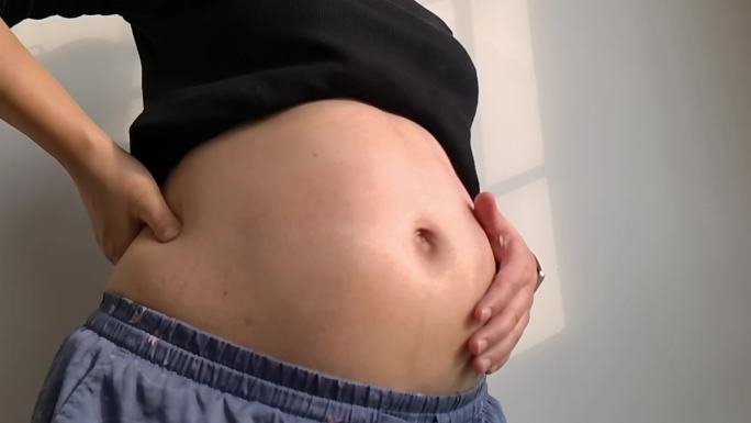 【4K】孕妇晒太阳养胎补钙抚摸孕肚慢动作