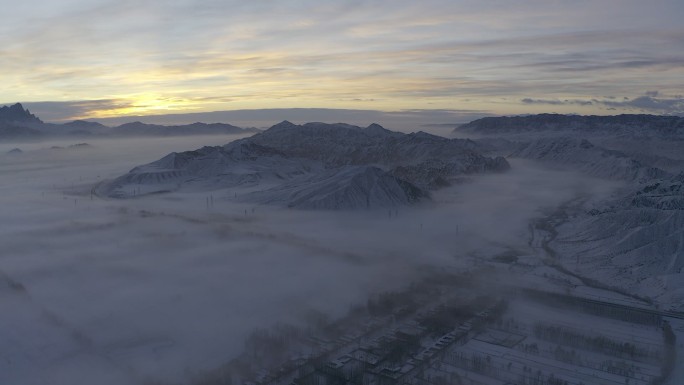 帕米尔高原上的冬日晨景